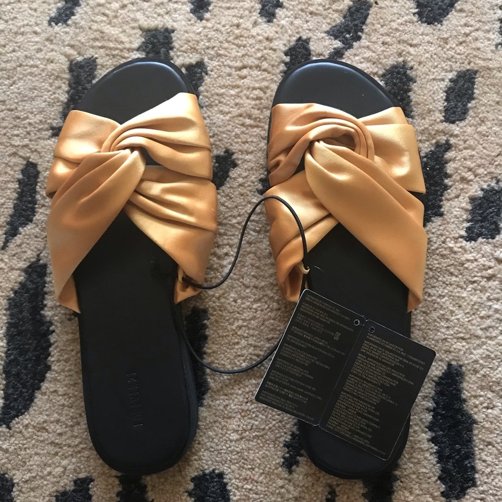 NWT Forever 21 Gold tone Criss Cross Sandals Sz 7